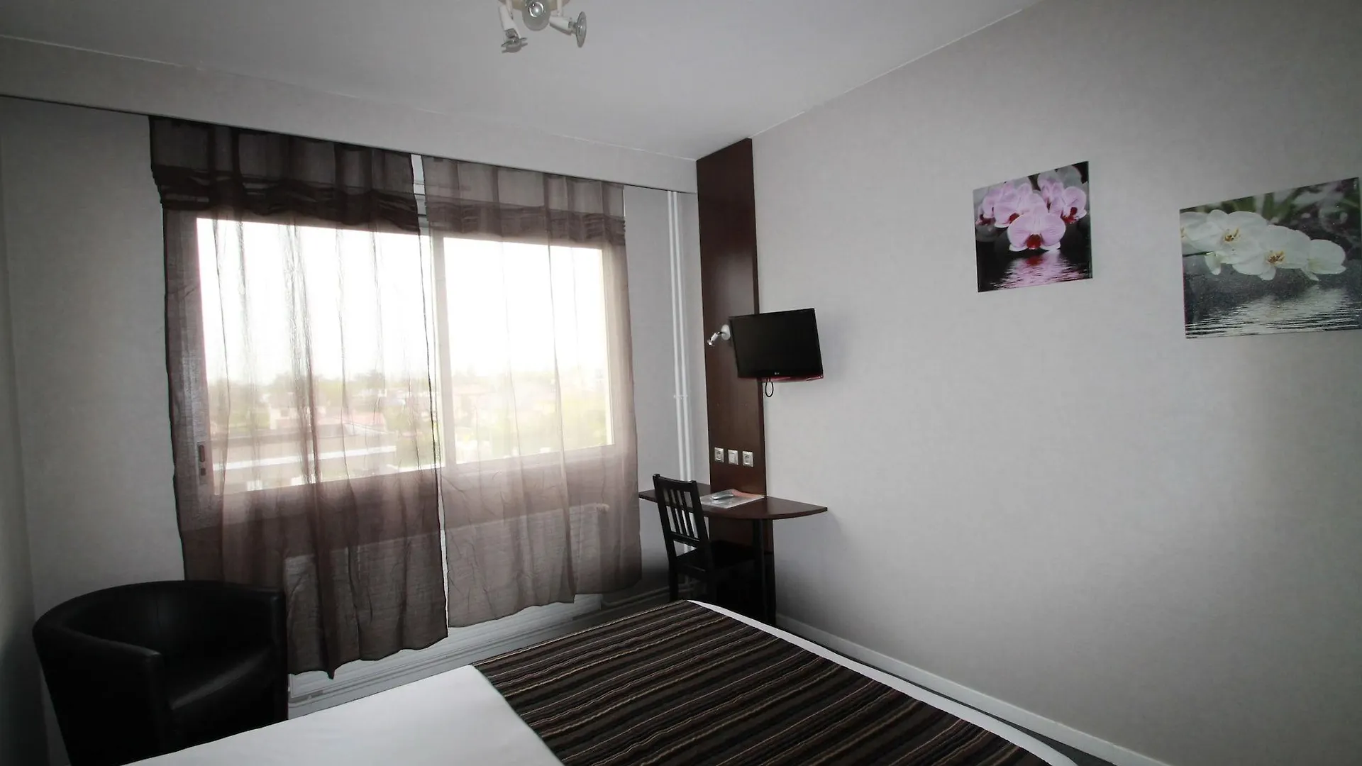 Adonis Lyon Est Hotel Artys Saint-Priest-en-Jarez 3*,